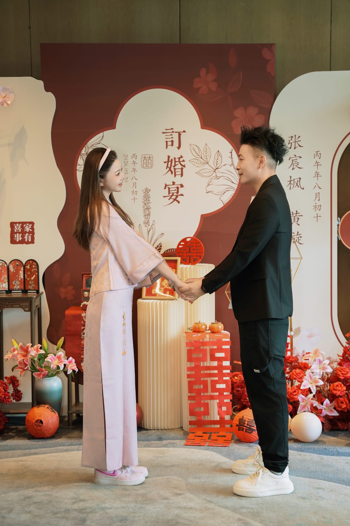 订婚牵手合影