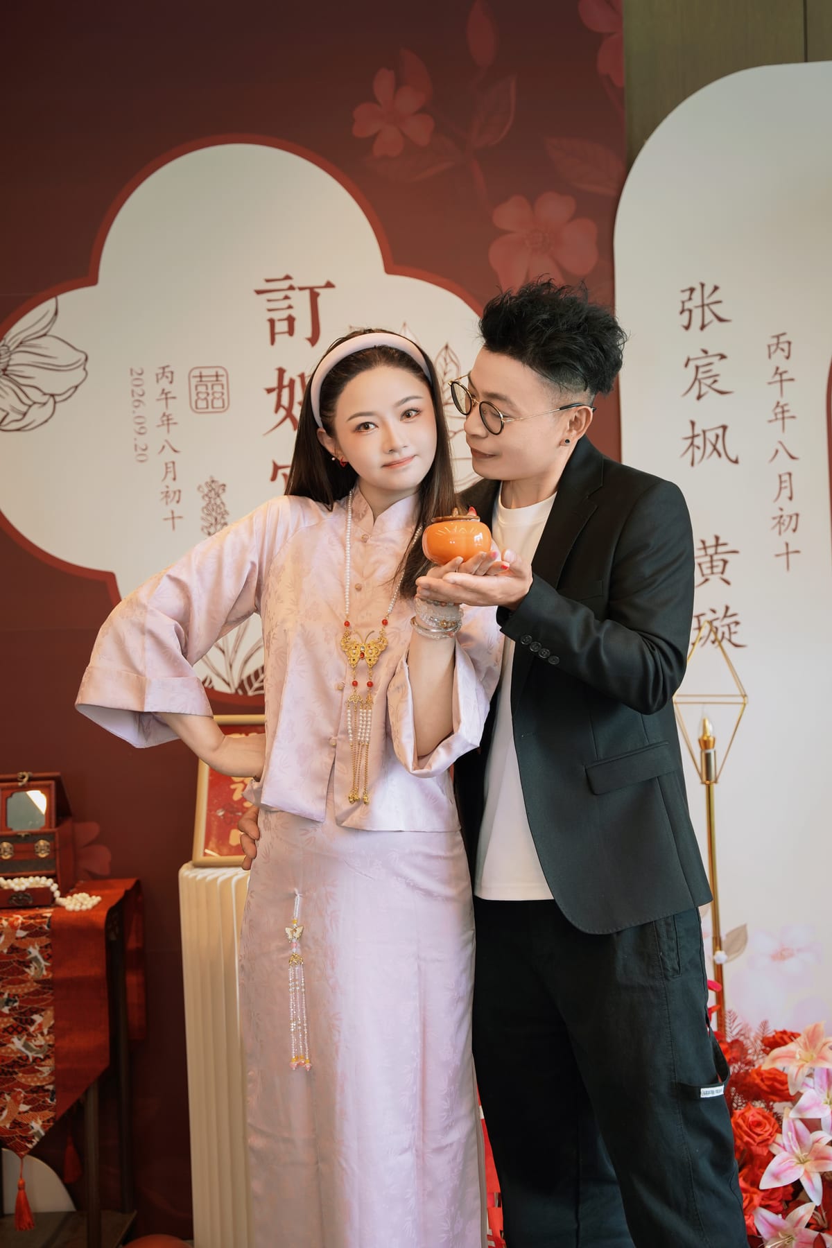 两人亲密订婚合影