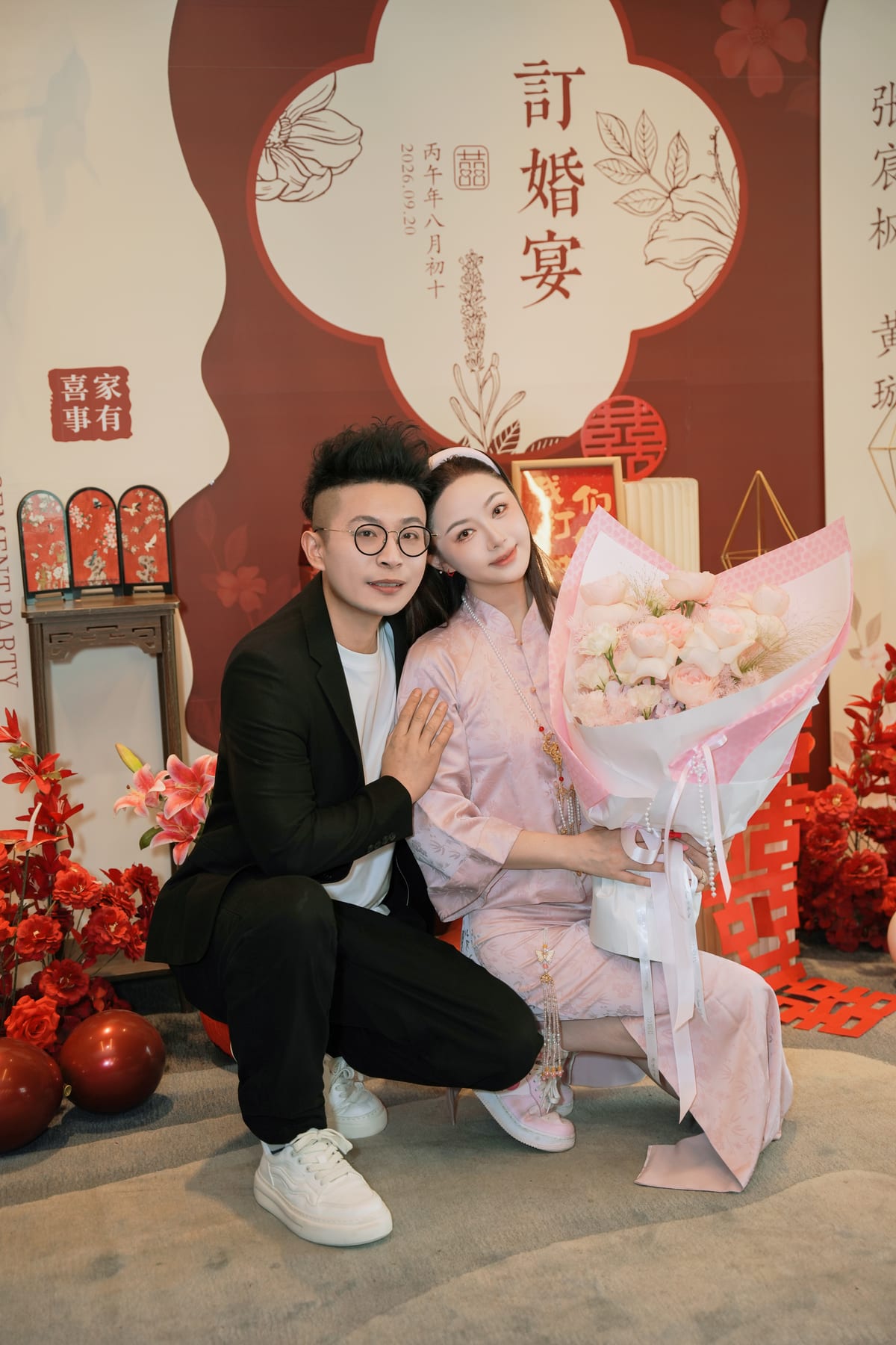 两人捧花订婚合影
